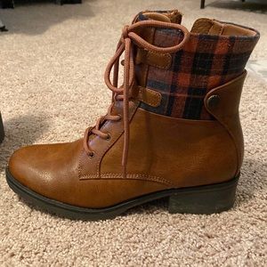 Bare traps O’Neil plaid Boots size 8.5